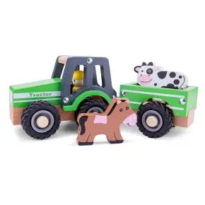Traktor z przyczepą i zwierzętami