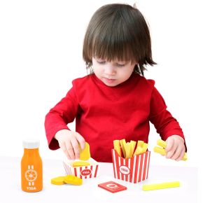 Drewniane jedzenie zestaw fastfood - frytki, nuggets, napój